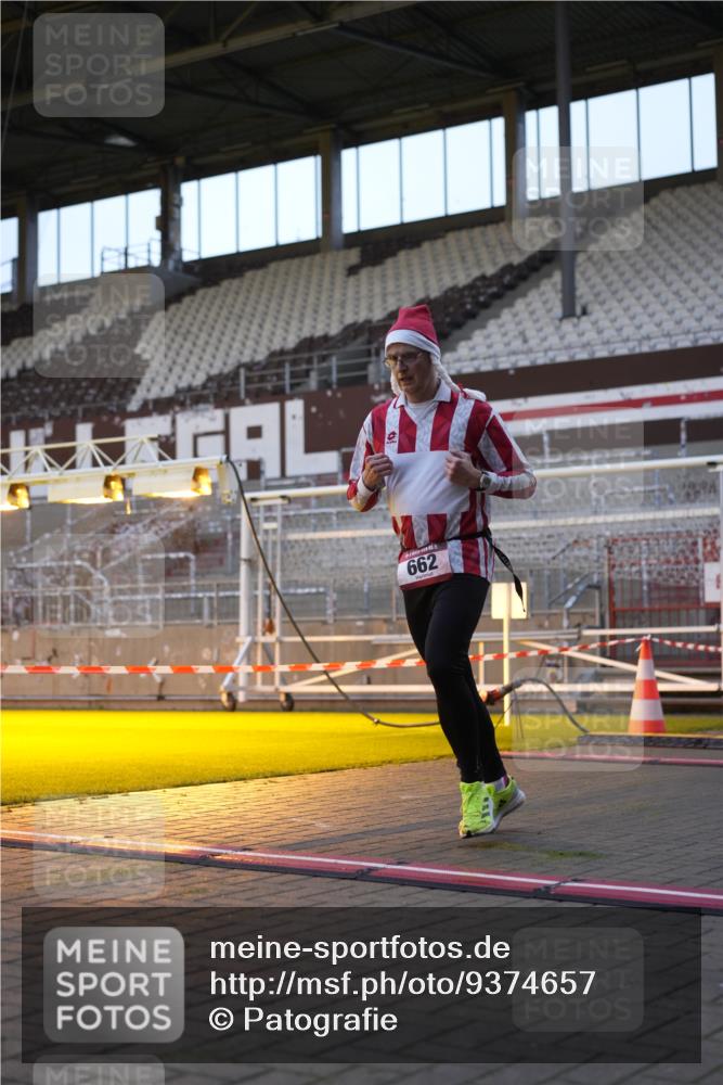 07.12.2025 - St. Pauli X-Mass-Run No. 15 Patografie http://msf.ph/oto/9374657 07.12.2025 09:56:36 Ziel 198, 662, 1165, 3255, 4208, 4209 meine-sportfotos.de