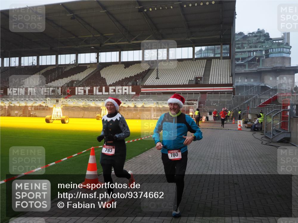 07.12.2025 - St. Pauli X-Mass-Run No. 15 Fabian Wolf http://msf.ph/oto/9374662 07.12.2025 10:01:19 Ziel 780, 783, 801, 1124, 1887, 1892, 2528 meine-sportfotos.de