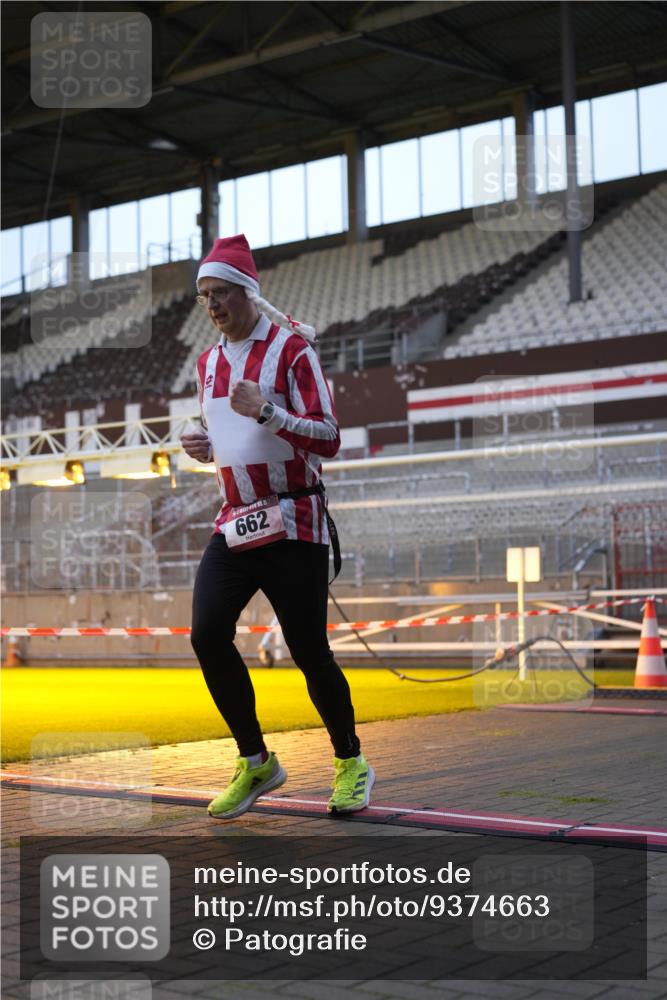 07.12.2025 - St. Pauli X-Mass-Run No. 15 Patografie http://msf.ph/oto/9374663 07.12.2025 09:56:36 Ziel 198, 662, 1165, 3255, 4208, 4209 meine-sportfotos.de
