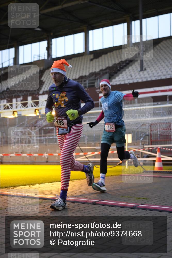 07.12.2025 - St. Pauli X-Mass-Run No. 15 Patografie http://msf.ph/oto/9374668 07.12.2025 09:56:39 Ziel 198, 662, 1116, 1165, 3255, 4208, 4209 meine-sportfotos.de