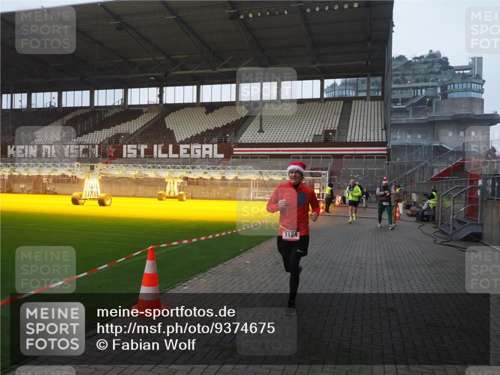 07.12.2025 - St. Pauli X-Mass-Run No. 15 Fabian Wolf http://msf.ph/oto/9374675 07.12.2025 10:01:25 Ziel 118, 393, 780, 783, 1124, 1294, 1760, 2528 meine-sportfotos.de