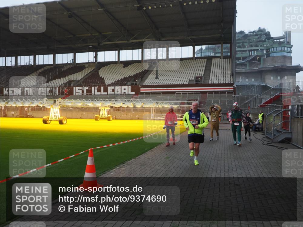 07.12.2025 - St. Pauli X-Mass-Run No. 15 Fabian Wolf http://msf.ph/oto/9374690 07.12.2025 10:01:29 Ziel 118, 393, 780, 783, 804, 1124, 1294, 1760, 3187, 3878 meine-sportfotos.de