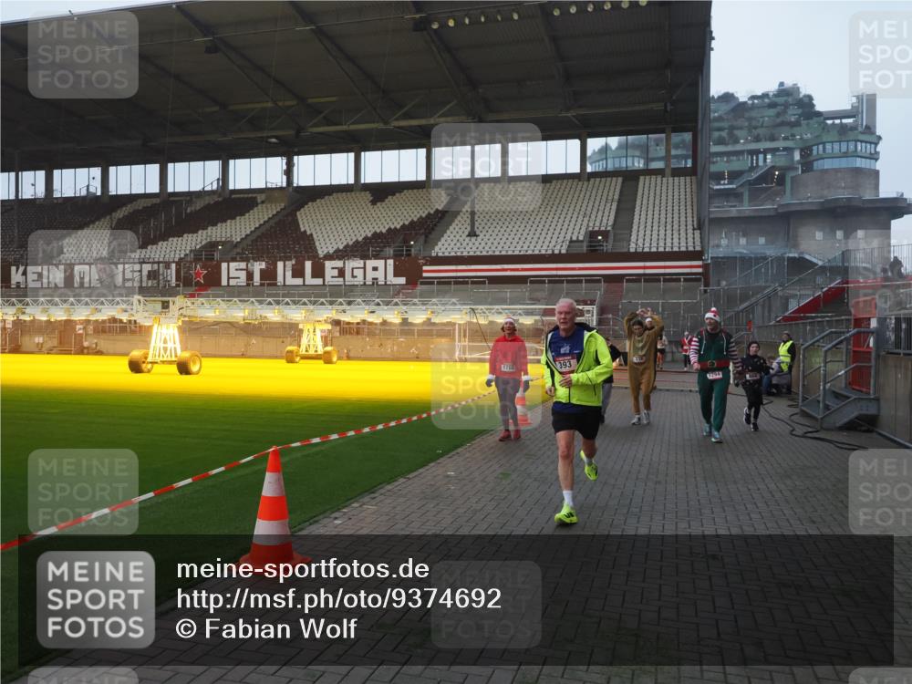 07.12.2025 - St. Pauli X-Mass-Run No. 15 Fabian Wolf http://msf.ph/oto/9374692 07.12.2025 10:01:29 Ziel 118, 393, 780, 783, 804, 1124, 1294, 1760, 3187, 3878 meine-sportfotos.de