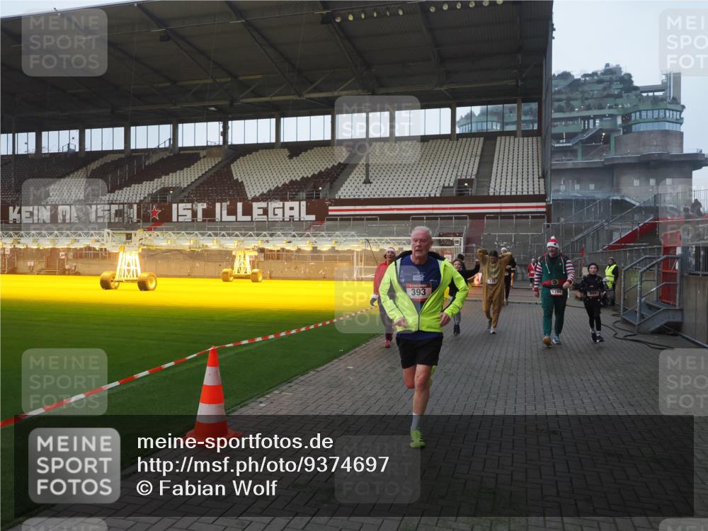 07.12.2025 - St. Pauli X-Mass-Run No. 15 Fabian Wolf http://msf.ph/oto/9374697 07.12.2025 10:01:29 Ziel 118, 393, 780, 783, 804, 1124, 1294, 1760, 3187, 3878 meine-sportfotos.de