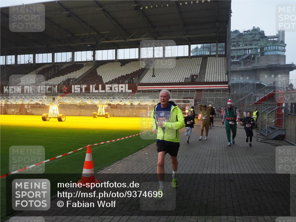 07.12.2025 - St. Pauli X-Mass-Run No. 15 Fabian Wolf http://msf.ph/oto/9374699 07.12.2025 10:01:30 Ziel 118, 393, 780, 783, 804, 1124, 1294, 1760, 3187, 3878 meine-sportfotos.de