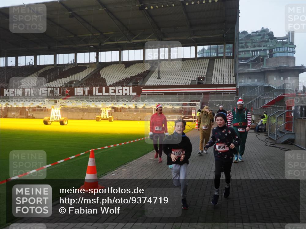 07.12.2025 - St. Pauli X-Mass-Run No. 15 Fabian Wolf http://msf.ph/oto/9374719 07.12.2025 10:01:32 Ziel 118, 393, 804, 1124, 1294, 1760, 3187, 3580, 3582, 3629, 3878 meine-sportfotos.de
