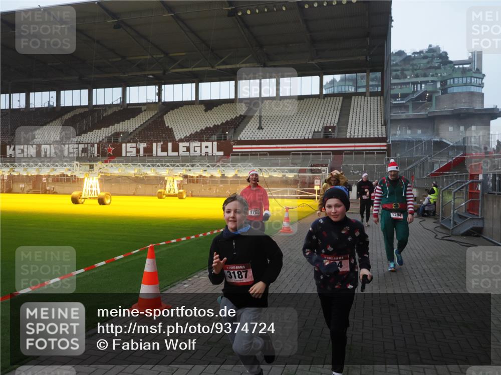 07.12.2025 - St. Pauli X-Mass-Run No. 15 Fabian Wolf http://msf.ph/oto/9374724 07.12.2025 10:01:32 Ziel 118, 393, 804, 1124, 1294, 1760, 3187, 3580, 3582, 3629, 3878 meine-sportfotos.de