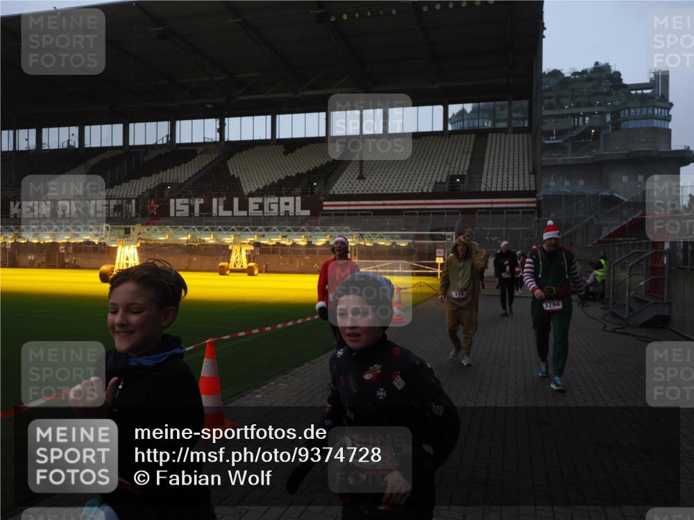 07.12.2025 - St. Pauli X-Mass-Run No. 15 Fabian Wolf http://msf.ph/oto/9374728 07.12.2025 10:01:32 Ziel 118, 393, 804, 1124, 1294, 1760, 3187, 3580, 3582, 3629, 3878 meine-sportfotos.de