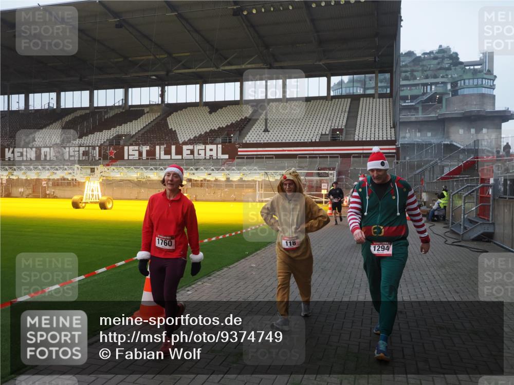 07.12.2025 - St. Pauli X-Mass-Run No. 15 Fabian Wolf http://msf.ph/oto/9374749 07.12.2025 10:01:35 Ziel 118, 393, 804, 1124, 1294, 1724, 1760, 1859, 3187, 3580, 3582, 3629, 3878 meine-sportfotos.de