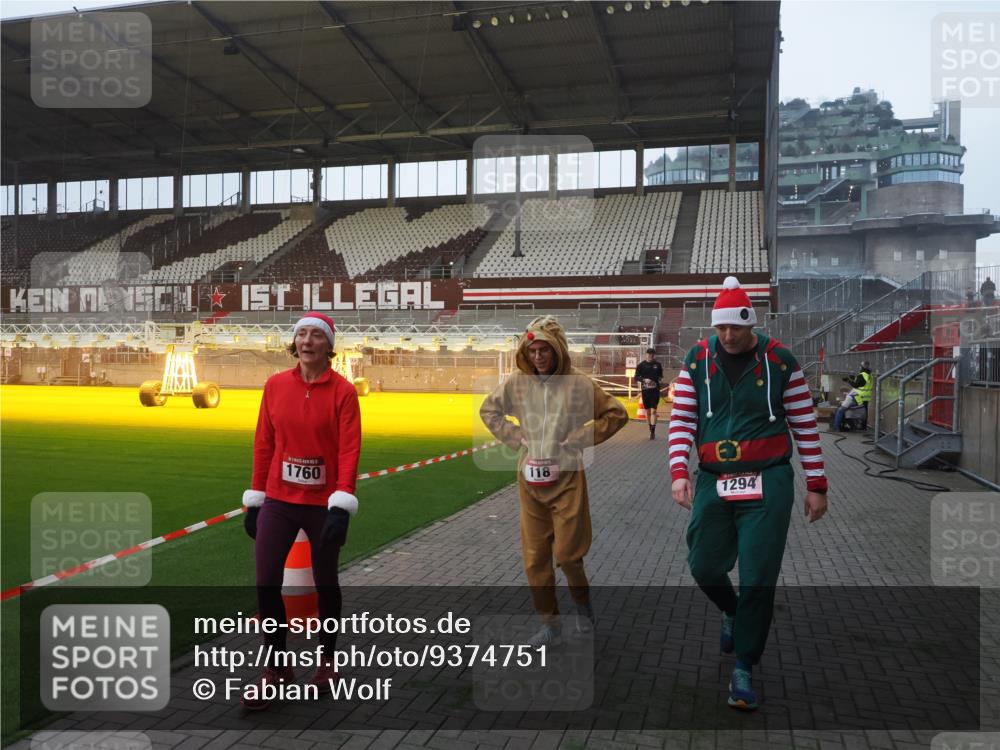 07.12.2025 - St. Pauli X-Mass-Run No. 15 Fabian Wolf http://msf.ph/oto/9374751 07.12.2025 10:01:35 Ziel 118, 393, 804, 1124, 1294, 1724, 1760, 1859, 3187, 3580, 3582, 3629, 3878 meine-sportfotos.de