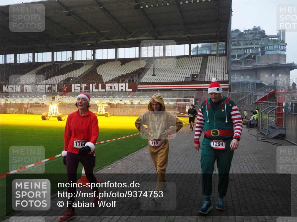 07.12.2025 - St. Pauli X-Mass-Run No. 15 Fabian Wolf http://msf.ph/oto/9374753 07.12.2025 10:01:35 Ziel 118, 393, 804, 1124, 1294, 1724, 1760, 1859, 3187, 3580, 3582, 3629, 3878 meine-sportfotos.de