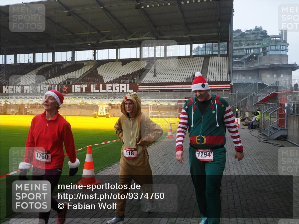 07.12.2025 - St. Pauli X-Mass-Run No. 15 Fabian Wolf http://msf.ph/oto/9374760 07.12.2025 10:01:36 Ziel 118, 393, 804, 1124, 1294, 1724, 1760, 1859, 2681, 3187, 3580, 3582, 3629, 3878 meine-sportfotos.de