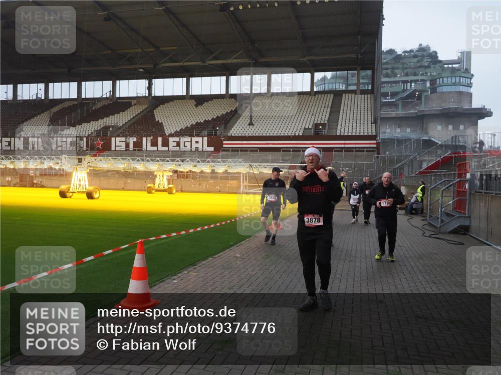07.12.2025 - St. Pauli X-Mass-Run No. 15 Fabian Wolf http://msf.ph/oto/9374776 07.12.2025 10:01:40 Ziel 118, 393, 804, 959, 1294, 1724, 1760, 1859, 2167, 2681, 3187, 3580, 3582, 3629, 3878 meine-sportfotos.de