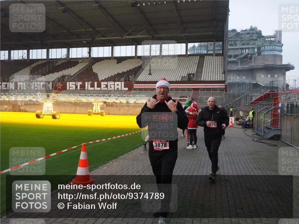 07.12.2025 - St. Pauli X-Mass-Run No. 15 Fabian Wolf http://msf.ph/oto/9374789 07.12.2025 10:01:41 Ziel 118, 393, 804, 959, 1294, 1724, 1760, 1859, 2167, 2681, 3187, 3580, 3582, 3629, 3878 meine-sportfotos.de