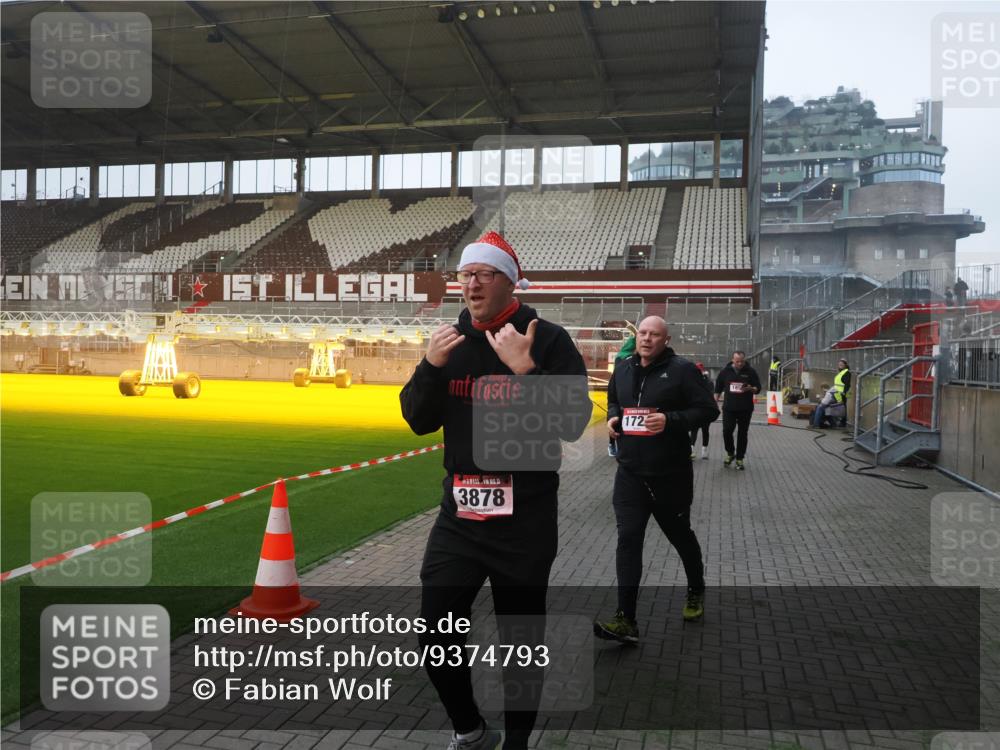 07.12.2025 - St. Pauli X-Mass-Run No. 15 Fabian Wolf http://msf.ph/oto/9374793 07.12.2025 10:01:42 Ziel 118, 393, 804, 959, 1724, 1859, 2167, 2681, 3187, 3580, 3582, 3629, 3878 meine-sportfotos.de