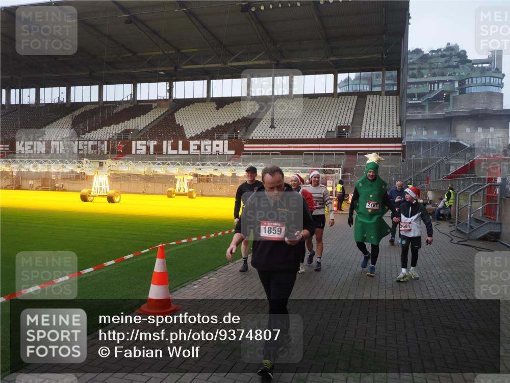 07.12.2025 - St. Pauli X-Mass-Run No. 15 Fabian Wolf http://msf.ph/oto/9374807 07.12.2025 10:01:47 Ziel 804, 959, 1724, 1859, 2167, 2681, 3580, 3582, 3629, 3878 meine-sportfotos.de