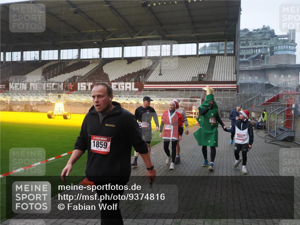 07.12.2025 - St. Pauli X-Mass-Run No. 15 Fabian Wolf http://msf.ph/oto/9374816 07.12.2025 10:01:48 Ziel 959, 1724, 1859, 2167, 2681, 3580, 3582, 3629 meine-sportfotos.de