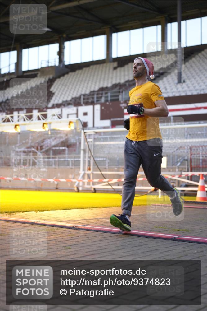 07.12.2025 - St. Pauli X-Mass-Run No. 15 Patografie http://msf.ph/oto/9374823 07.12.2025 09:58:59 Ziel 2529, 3147, 3345 meine-sportfotos.de