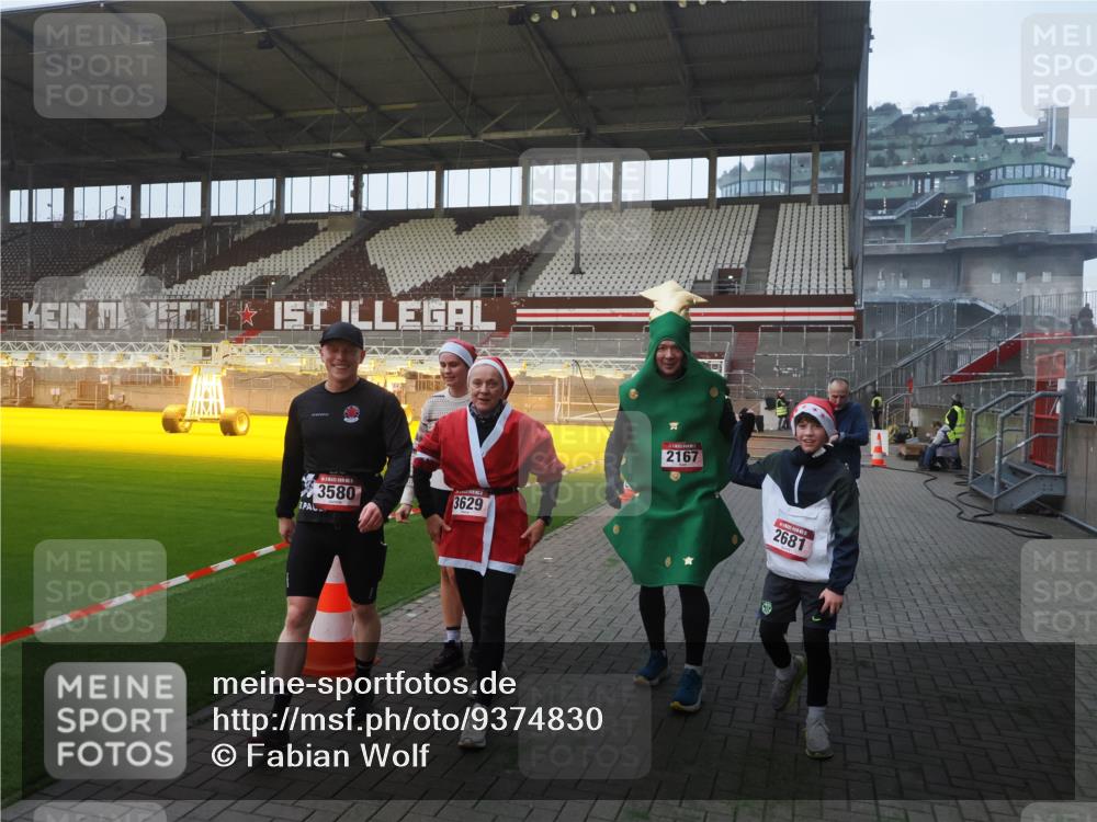 07.12.2025 - St. Pauli X-Mass-Run No. 15 Fabian Wolf http://msf.ph/oto/9374830 07.12.2025 10:01:50 Ziel 959, 1724, 1859, 2167, 2681, 3580, 3582, 3629 meine-sportfotos.de
