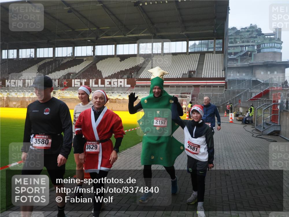 07.12.2025 - St. Pauli X-Mass-Run No. 15 Fabian Wolf http://msf.ph/oto/9374840 07.12.2025 10:01:51 Ziel 959, 1724, 1859, 2167, 2681, 3580, 3582, 3629 meine-sportfotos.de