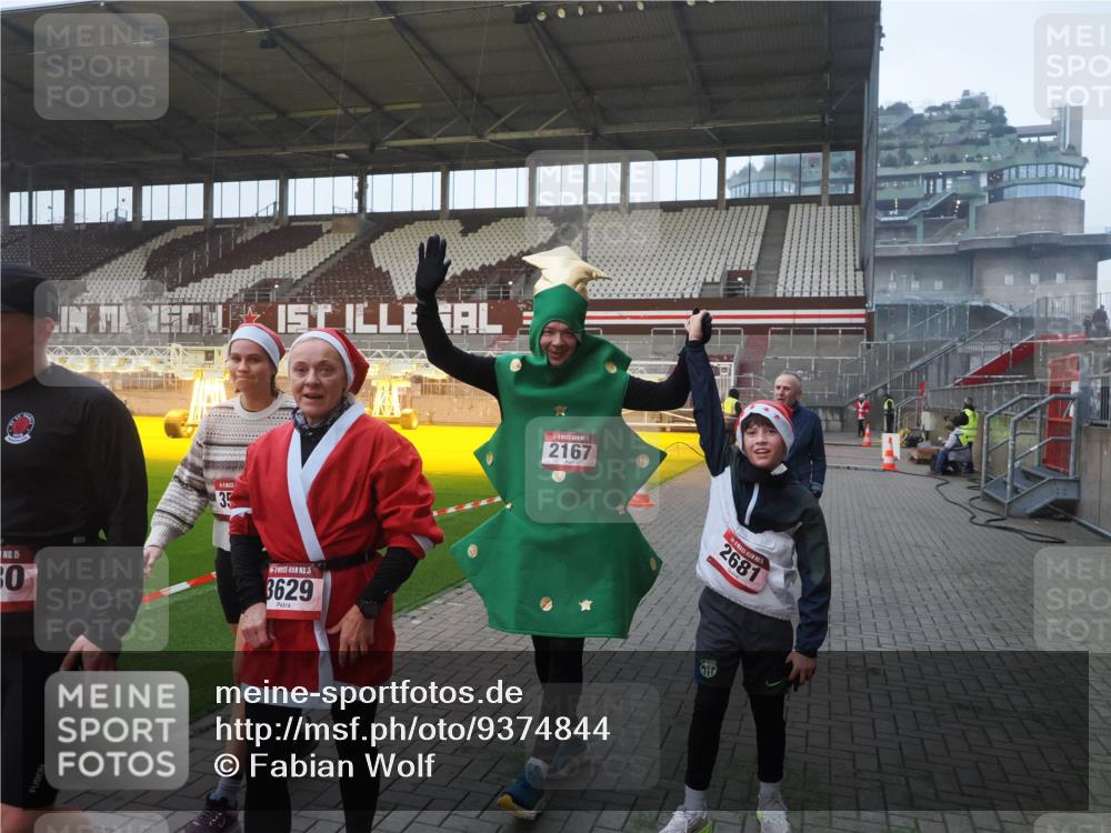 07.12.2025 - St. Pauli X-Mass-Run No. 15 Fabian Wolf http://msf.ph/oto/9374844 07.12.2025 10:01:51 Ziel 959, 1724, 1859, 2167, 2681, 3580, 3582, 3629 meine-sportfotos.de