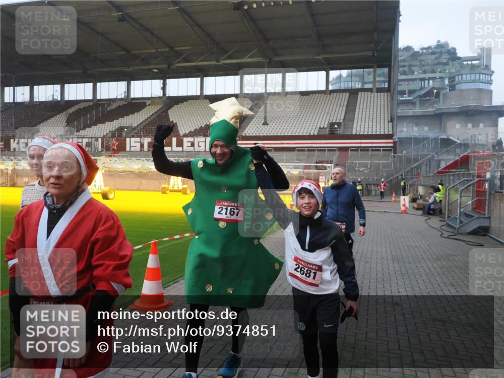 07.12.2025 - St. Pauli X-Mass-Run No. 15 Fabian Wolf http://msf.ph/oto/9374851 07.12.2025 10:01:52 Ziel 959, 1724, 1859, 2167, 2681 meine-sportfotos.de