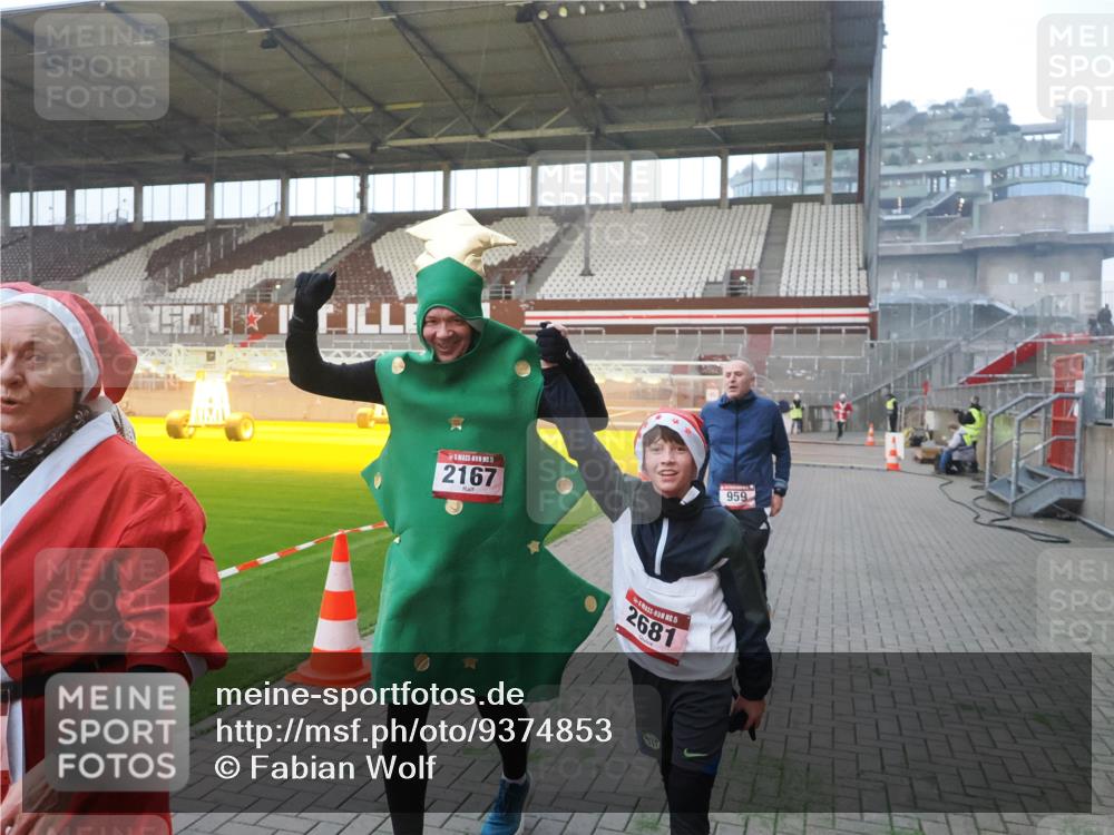 07.12.2025 - St. Pauli X-Mass-Run No. 15 Fabian Wolf http://msf.ph/oto/9374853 07.12.2025 10:01:52 Ziel 959, 1724, 1859, 2167, 2681 meine-sportfotos.de