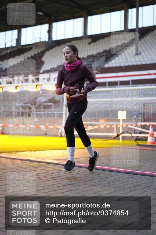 07.12.2025 - St. Pauli X-Mass-Run No. 15 Patografie http://msf.ph/oto/9374854 07.12.2025 09:59:17 Ziel 939, 1120, 2204, 2207, 2657 meine-sportfotos.de