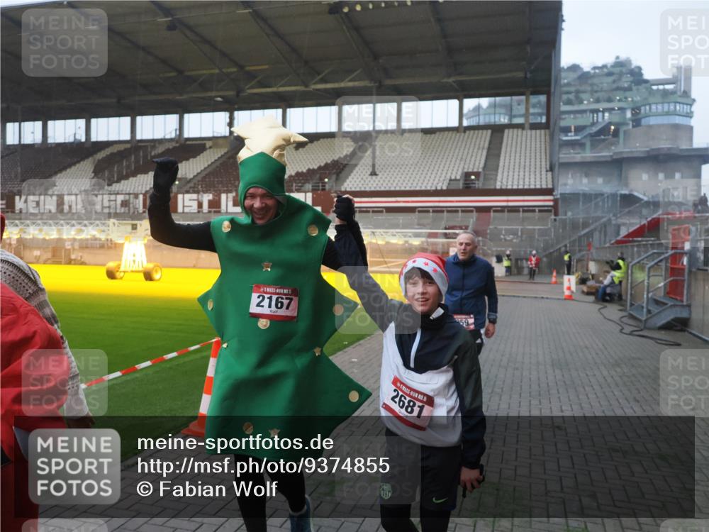 07.12.2025 - St. Pauli X-Mass-Run No. 15 Fabian Wolf http://msf.ph/oto/9374855 07.12.2025 10:01:52 Ziel 959, 1724, 1859, 2167, 2681 meine-sportfotos.de