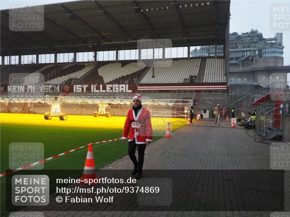 07.12.2025 - St. Pauli X-Mass-Run No. 15 Fabian Wolf http://msf.ph/oto/9374869 07.12.2025 10:02:06 Ziel 1934, 2472 meine-sportfotos.de