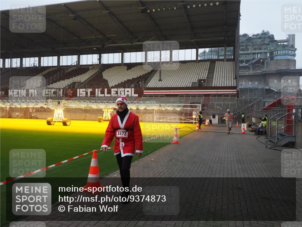 07.12.2025 - St. Pauli X-Mass-Run No. 15 Fabian Wolf http://msf.ph/oto/9374873 07.12.2025 10:02:07 Ziel 1934, 2472 meine-sportfotos.de