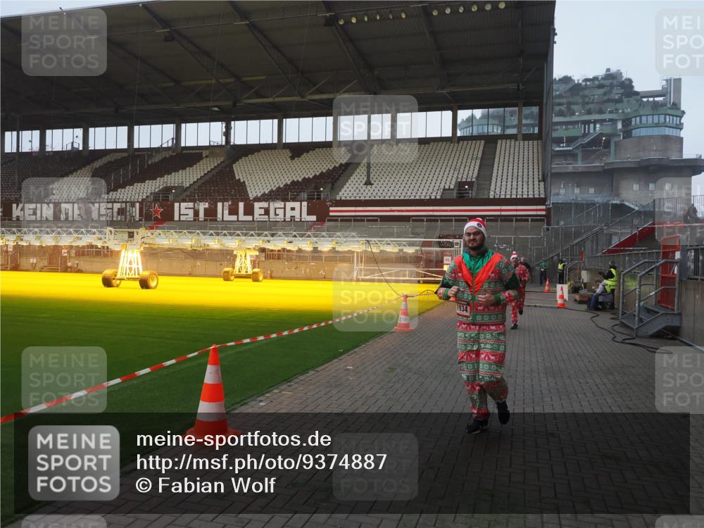 07.12.2025 - St. Pauli X-Mass-Run No. 15 Fabian Wolf http://msf.ph/oto/9374887 07.12.2025 10:02:12 Ziel 1934, 2472, 3944 meine-sportfotos.de