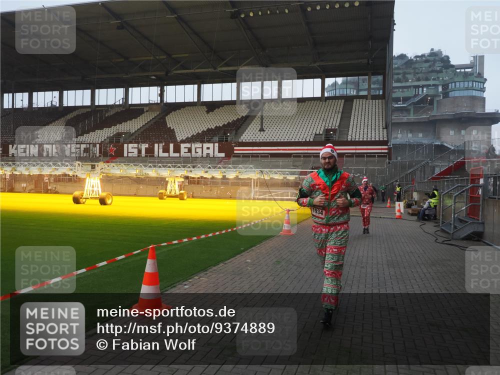 07.12.2025 - St. Pauli X-Mass-Run No. 15 Fabian Wolf http://msf.ph/oto/9374889 07.12.2025 10:02:12 Ziel 1934, 2472, 3944 meine-sportfotos.de