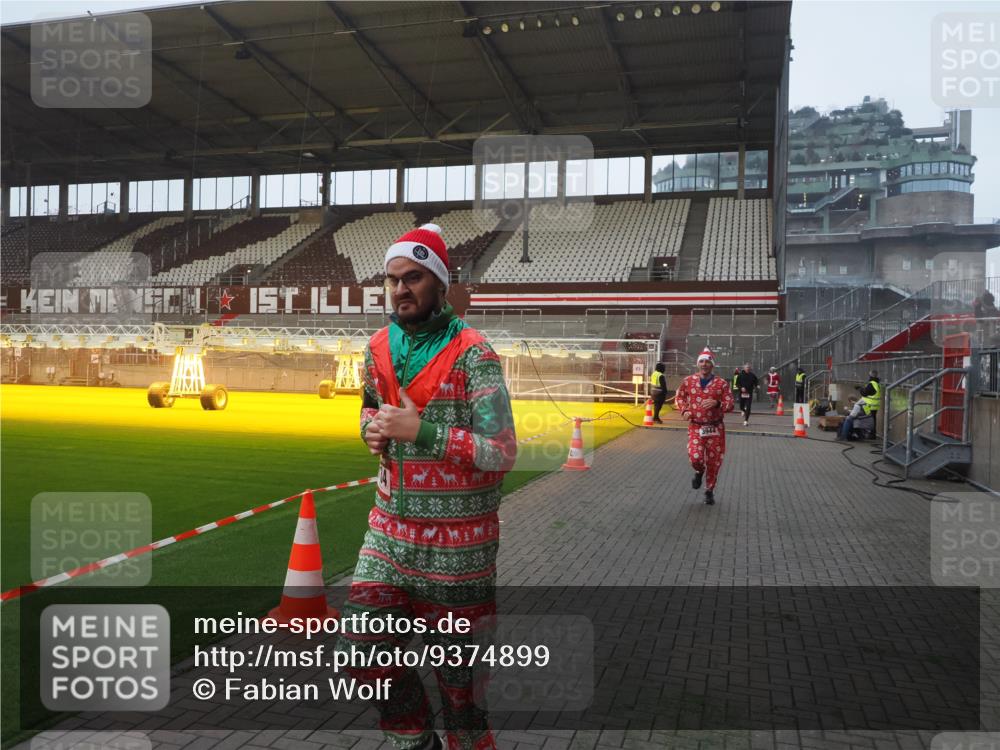 07.12.2025 - St. Pauli X-Mass-Run No. 15 Fabian Wolf http://msf.ph/oto/9374899 07.12.2025 10:02:13 Ziel 1934, 2472, 2923, 3944 meine-sportfotos.de
