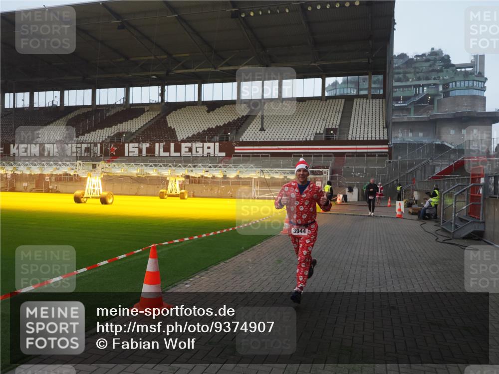 07.12.2025 - St. Pauli X-Mass-Run No. 15 Fabian Wolf http://msf.ph/oto/9374907 07.12.2025 10:02:14 Ziel 1934, 2472, 2923, 3944 meine-sportfotos.de