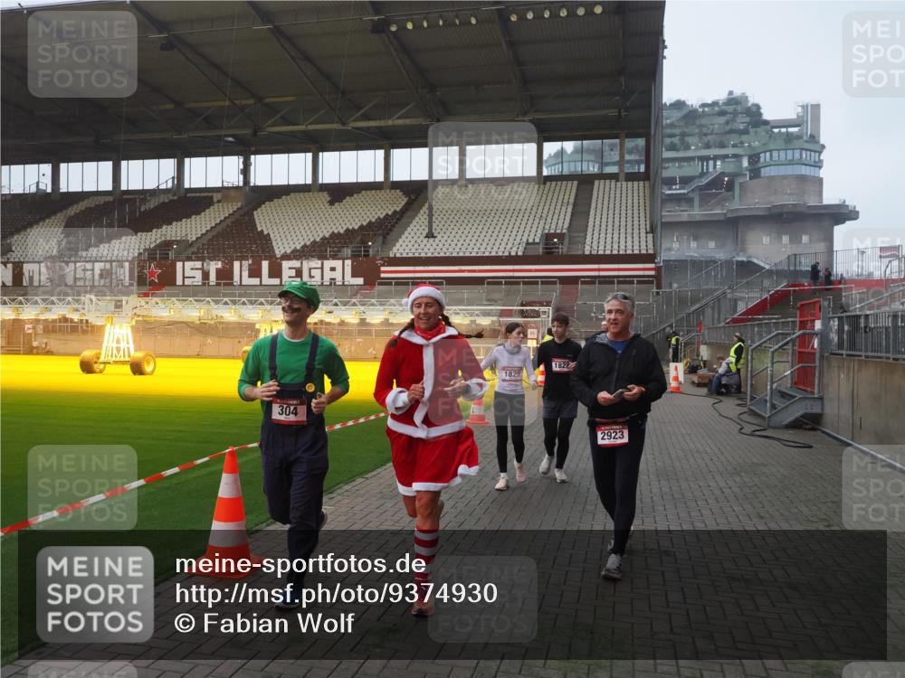07.12.2025 - St. Pauli X-Mass-Run No. 15 Fabian Wolf http://msf.ph/oto/9374930 07.12.2025 10:02:26 Ziel 63, 304, 1105, 1828, 1829, 1934, 2604, 2923, 3944 meine-sportfotos.de