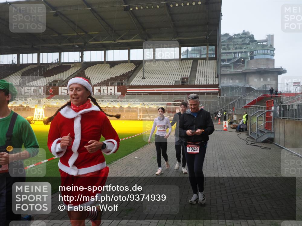07.12.2025 - St. Pauli X-Mass-Run No. 15 Fabian Wolf http://msf.ph/oto/9374939 07.12.2025 10:02:26 Ziel 63, 304, 1105, 1828, 1829, 1934, 2604, 2923, 3944 meine-sportfotos.de
