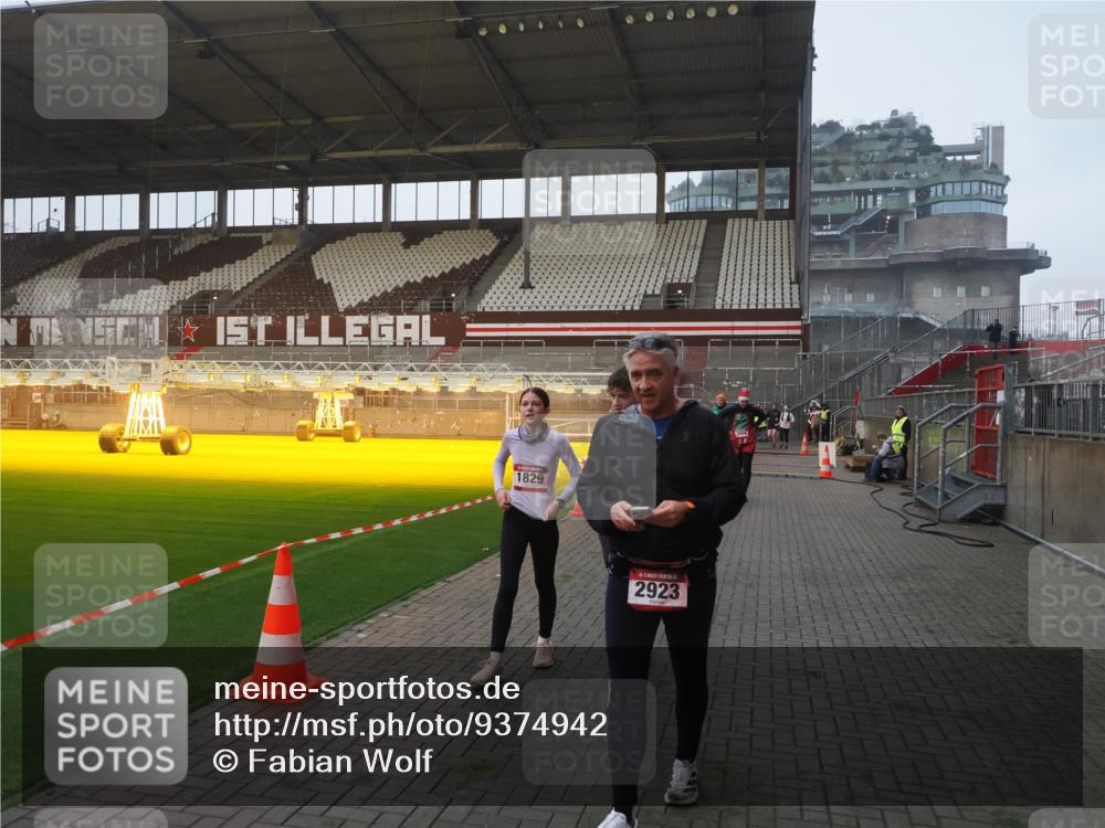 07.12.2025 - St. Pauli X-Mass-Run No. 15 Fabian Wolf http://msf.ph/oto/9374942 07.12.2025 10:02:27 Ziel 63, 304, 1105, 1828, 1829, 2604, 2923, 3944 meine-sportfotos.de