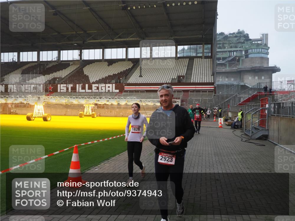 07.12.2025 - St. Pauli X-Mass-Run No. 15 Fabian Wolf http://msf.ph/oto/9374943 07.12.2025 10:02:27 Ziel 63, 304, 1105, 1828, 1829, 2604, 2923, 3944 meine-sportfotos.de