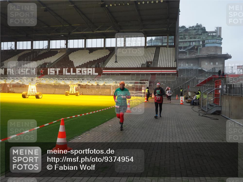 07.12.2025 - St. Pauli X-Mass-Run No. 15 Fabian Wolf http://msf.ph/oto/9374954 07.12.2025 10:02:31 Ziel 63, 304, 1105, 1828, 1829, 2510, 2514, 2604, 2923 meine-sportfotos.de
