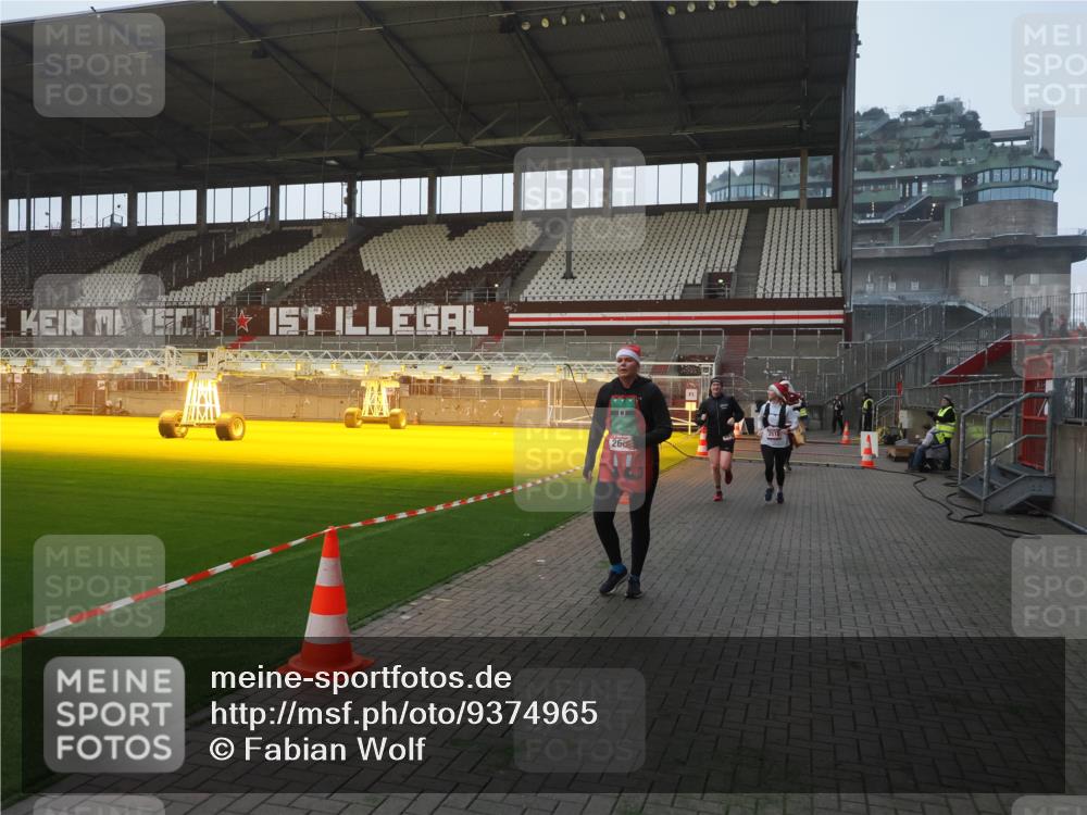 07.12.2025 - St. Pauli X-Mass-Run No. 15 Fabian Wolf http://msf.ph/oto/9374965 07.12.2025 10:02:34 Ziel 63, 304, 1105, 1828, 1829, 2510, 2514, 2604, 2908 meine-sportfotos.de