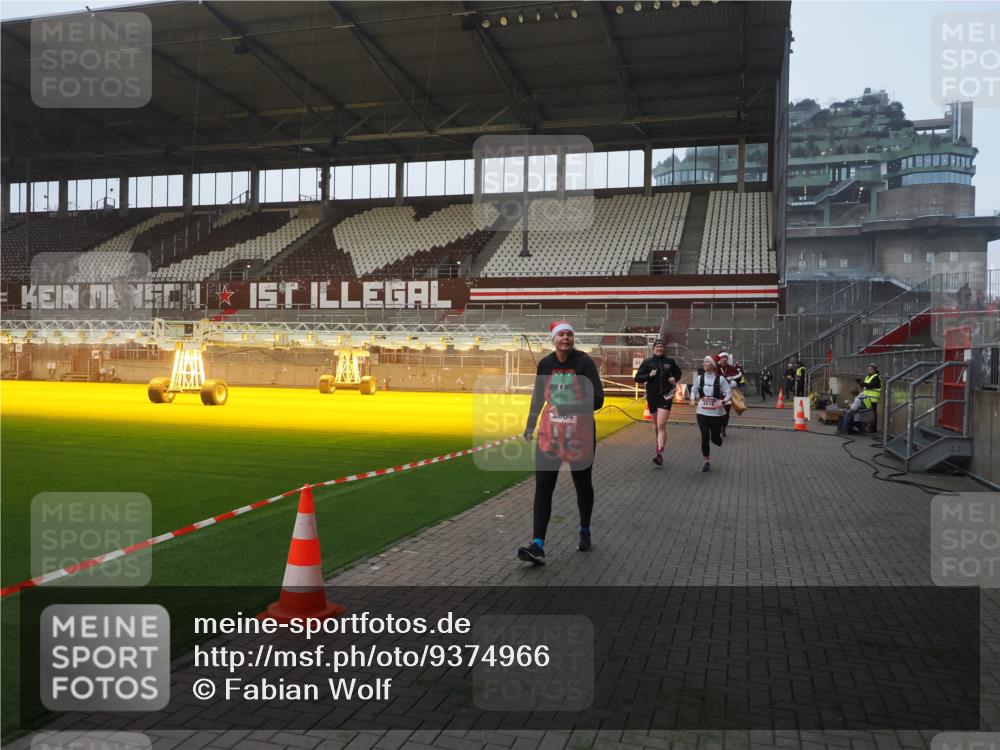 07.12.2025 - St. Pauli X-Mass-Run No. 15 Fabian Wolf http://msf.ph/oto/9374966 07.12.2025 10:02:34 Ziel 63, 304, 1105, 1828, 1829, 2510, 2514, 2604, 2908 meine-sportfotos.de
