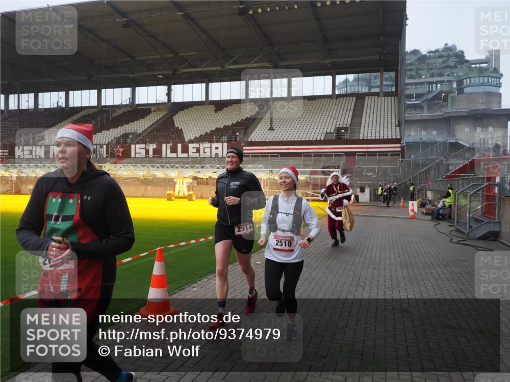 07.12.2025 - St. Pauli X-Mass-Run No. 15 Fabian Wolf http://msf.ph/oto/9374979 07.12.2025 10:02:37 Ziel 63, 304, 1105, 1828, 1829, 2510, 2514, 2604, 2908 meine-sportfotos.de