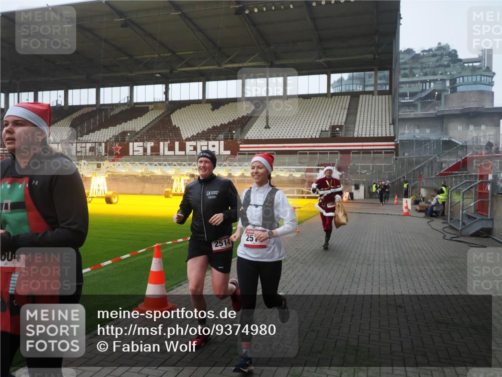 07.12.2025 - St. Pauli X-Mass-Run No. 15 Fabian Wolf http://msf.ph/oto/9374980 07.12.2025 10:02:37 Ziel 63, 304, 1105, 1828, 1829, 2510, 2514, 2604, 2908 meine-sportfotos.de