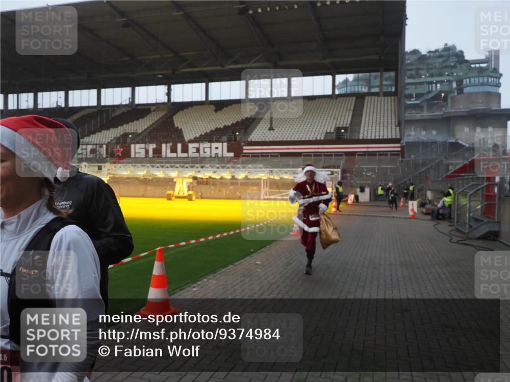 07.12.2025 - St. Pauli X-Mass-Run No. 15 Fabian Wolf http://msf.ph/oto/9374984 07.12.2025 10:02:38 Ziel 1105, 1828, 1829, 2510, 2514, 2604, 2781, 2908 meine-sportfotos.de