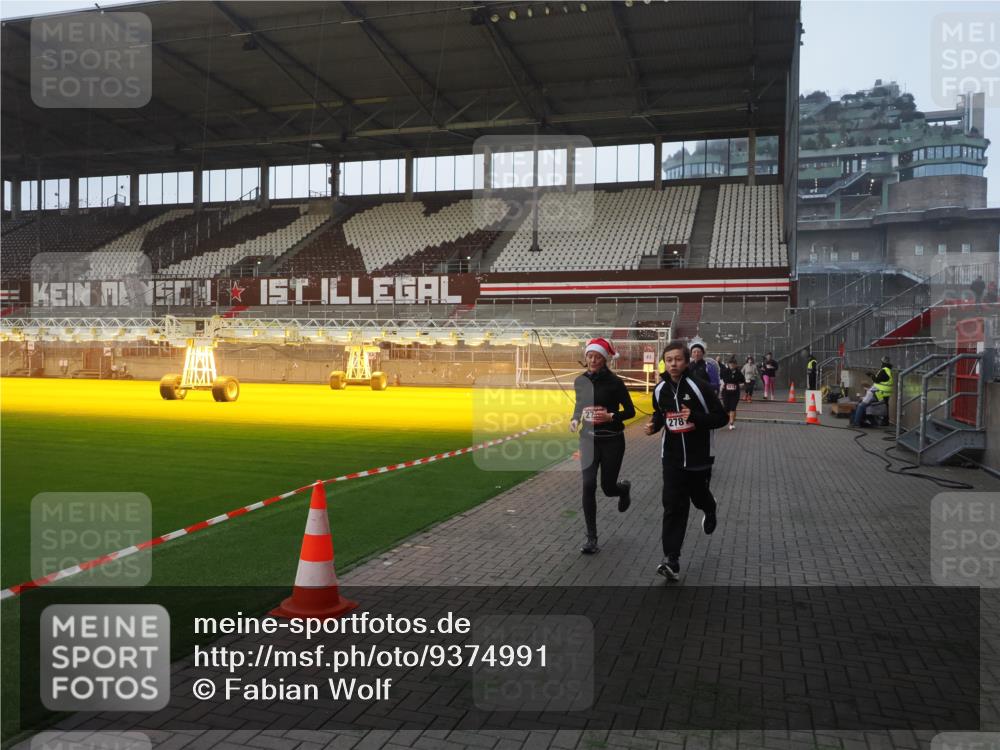 07.12.2025 - St. Pauli X-Mass-Run No. 15 Fabian Wolf http://msf.ph/oto/9374991 07.12.2025 10:02:45 Ziel 1105, 2510, 2514, 2780, 2781, 2908, 3518, 3892 meine-sportfotos.de