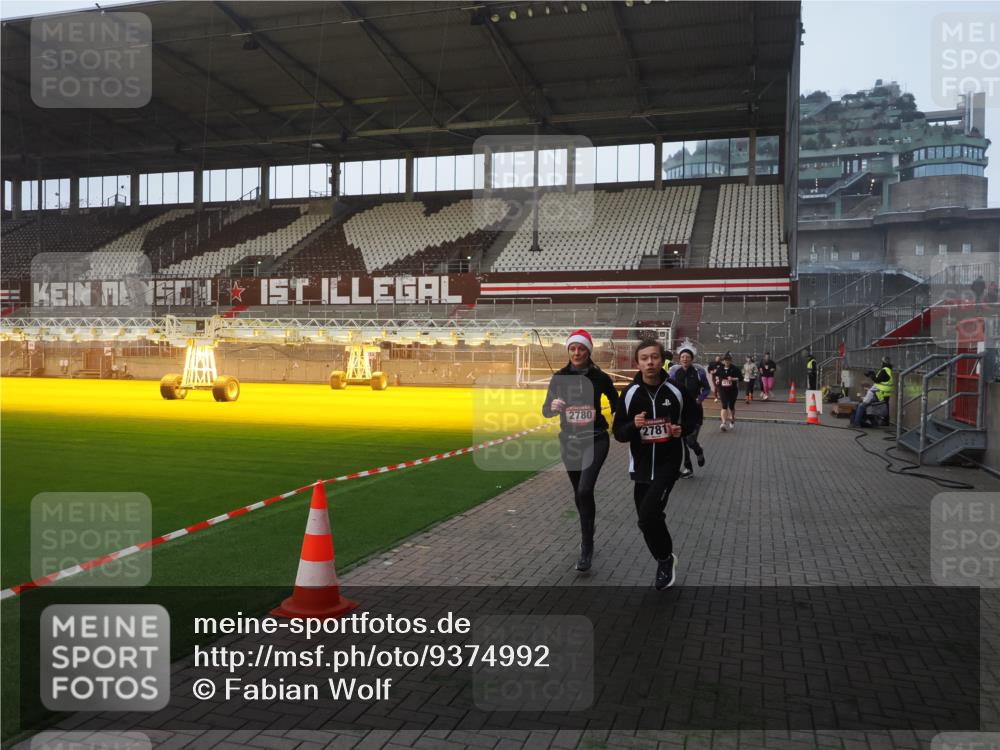 07.12.2025 - St. Pauli X-Mass-Run No. 15 Fabian Wolf http://msf.ph/oto/9374992 07.12.2025 10:02:45 Ziel 1105, 2510, 2514, 2780, 2781, 2908, 3518, 3892 meine-sportfotos.de