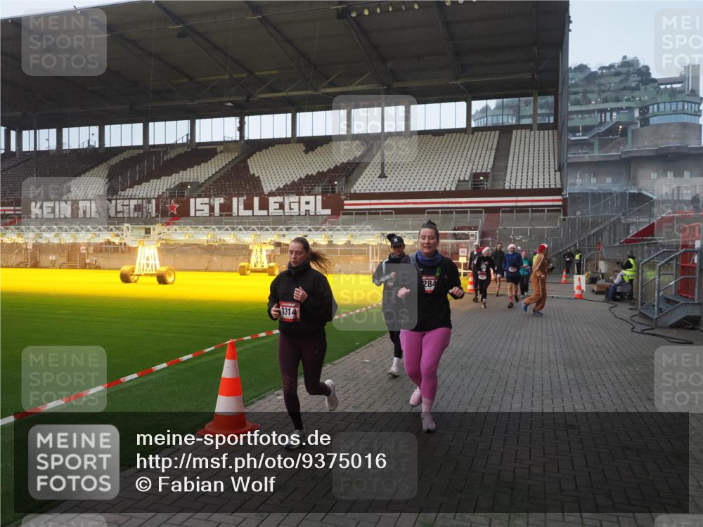 07.12.2025 - St. Pauli X-Mass-Run No. 15 Fabian Wolf http://msf.ph/oto/9375016 07.12.2025 10:02:55 Ziel 442, 443, 885, 918, 936, 943, 1314, 2505, 2780, 2781, 3284, 3417, 3518, 3892 meine-sportfotos.de