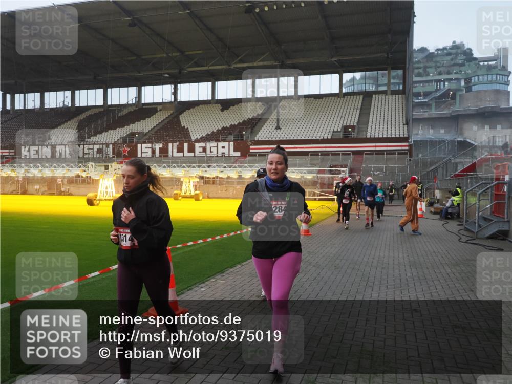 07.12.2025 - St. Pauli X-Mass-Run No. 15 Fabian Wolf http://msf.ph/oto/9375019 07.12.2025 10:02:56 Ziel 442, 443, 885, 918, 936, 943, 1314, 2505, 2780, 2781, 3284, 3417, 3518, 3892 meine-sportfotos.de