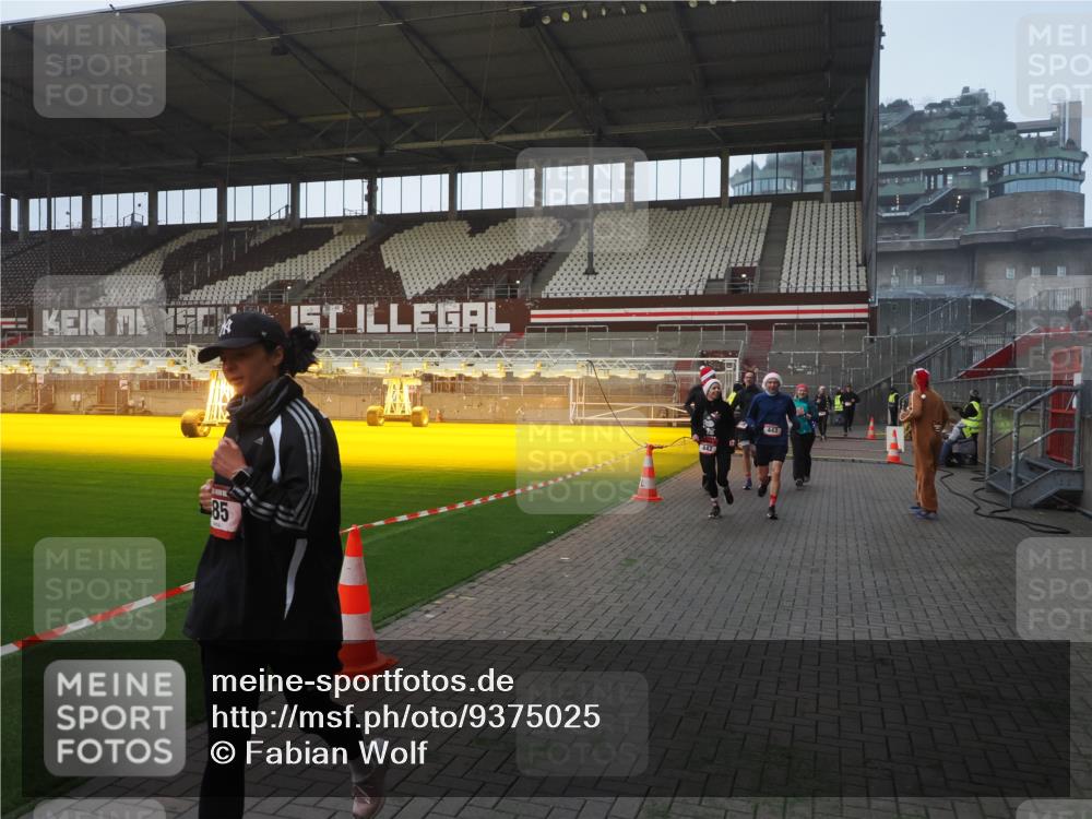 07.12.2025 - St. Pauli X-Mass-Run No. 15 Fabian Wolf http://msf.ph/oto/9375025 07.12.2025 10:02:57 Ziel 442, 443, 885, 918, 936, 943, 1314, 2505, 2780, 2781, 3284, 3417, 3518, 3892 meine-sportfotos.de